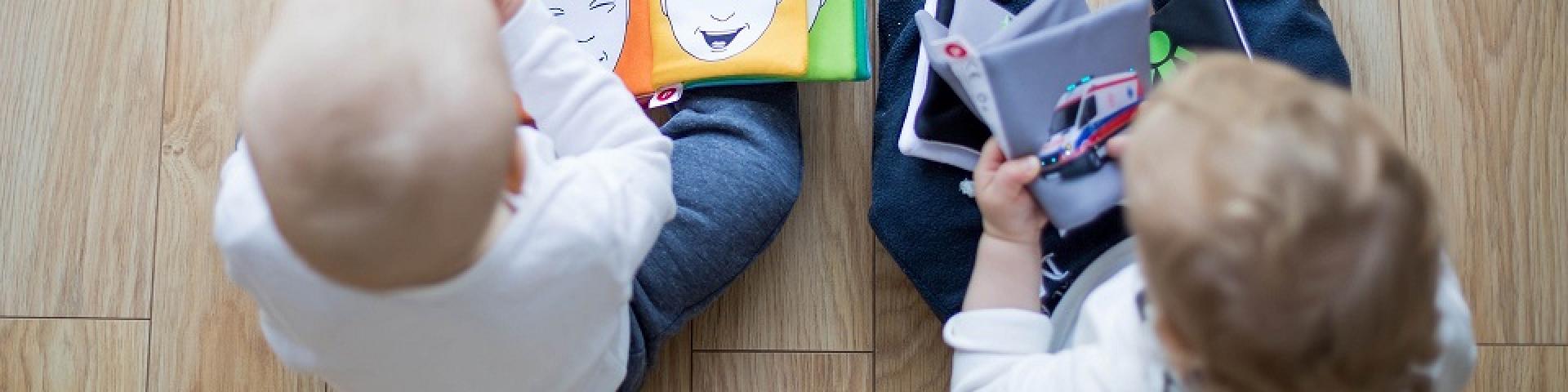 Bébsé avec livres